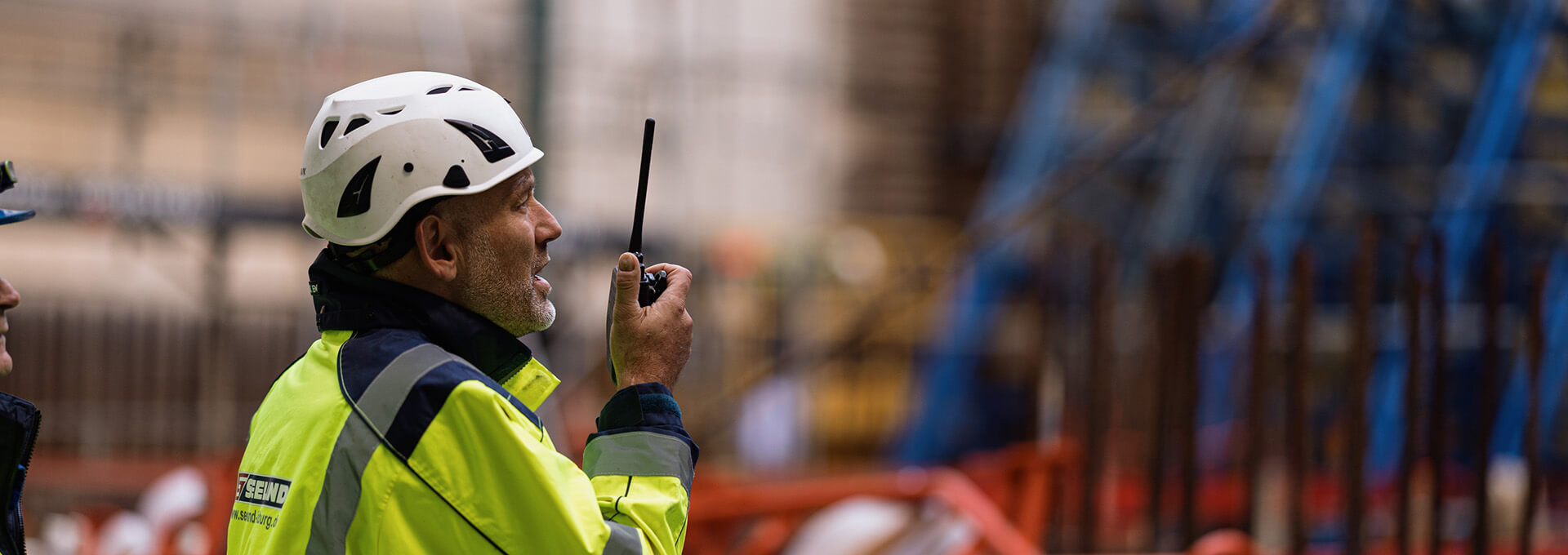 Person spricht in ein Gerät
